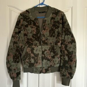 Prana women’s camo Sherpa bomber jacket size medium